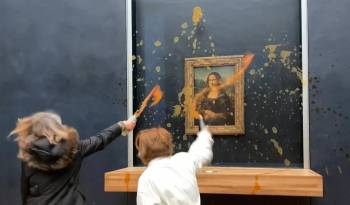 Dos activistas ambientales del colectivo denominado “Riposte Alimentaire” (Represalia por alimentos) arrojando sopa a la pintura “Mona Lisa” (La Joconde) de Leonardo Da Vinci, en el museo del Louvre en París, el 28 de enero de 2024