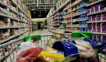 Fotografía de varios productos al interior de un carro de supermercado el 17 de enero 2024, en Santiago, Chile.