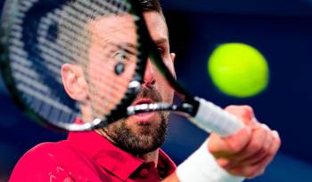 El tenista serbio Novak Djokovic en acción durante la final contra el italiano Jannik Sinner en el Masters 1.000 de Shanghái, China.