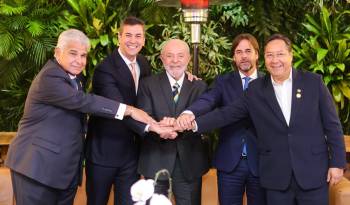 En el orde usual de isq. a der. el presidente de Panamá, José Raúl Mulino junto a sus homologos de Paraguay, Santiago Peña; de Brasil, Lula Da Silva; de Uruguay, Luis Alberto Aparicio; de Bolivia, Luis Alberto Arce.
