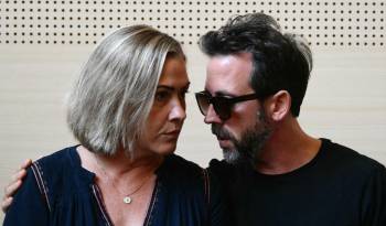 Caroline Darian (izq.) está junto a su hermano Florian Pelicot en el juzgado durante el juicio contra su padre, acusado de drogar a su madre durante casi diez años e invitar a desconocidos a violarla en su casa de Mazan, una pequeña ciudad del sur de Francia, en Avignon, el 2 de septiembre de 2024