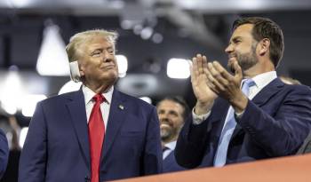 El candidato republicano Donald Trump -quien reapareció el lunes con la oreja vendada tras el ataque del sábado pasado- junto con su compañero de fórmula J. D. Vance.