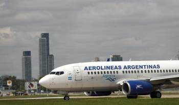 Fotografía de archivo fechada el 9 de octubre de 2017 de un avión de Aerolíneas Argentinas en el Aeroparque Internacional Jorge Newbery, en Buenos Aires.