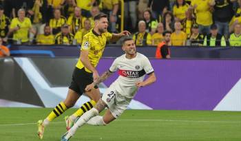 Momento exacto en el que se lesiona el futbolista Lucas Hernández (d.) ante el Borussia Dortmund.