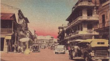 Fotografía coloreada que muestra el edificio Canavaggio, construido en 1914 en la intersección de la avenida Central con la intersección de la nueva calle que fue ensanche y conectaba con la recién terminada avenida B y el barrio de El Marañón.