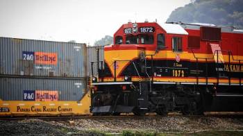 El ferrocarril une las áreas de Balboa y Colón con trenes que operan continuamente entre las terminales intermodales del Atlántico y el Pacífico.