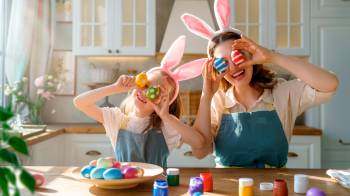 Una de las tradiciones más populares en Estados Unidos es la búsqueda de huevos de Pascua, que son decorados y escondidos en jardines para que los pequeños los encuentren.