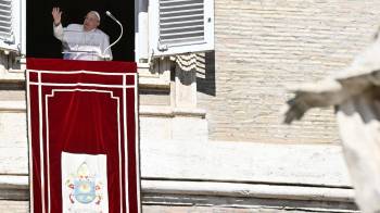 El Papa Francisco dirige la oración del Ángelus desde su ventana en la plaza de San Pedro, en el Vaticano.