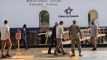 Hegseth visitó este 8 de abril las esclusas de Miraflores junto con el administrador de la vía acuática, Ricauter Vásquez.