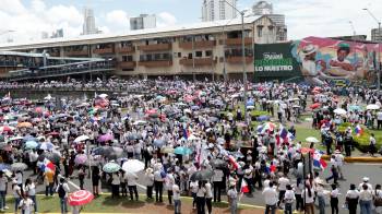 Diversos grupos de los trabajadores organizados y la Universidad de Panamá han salido a las calles a protestar y realizar marchas.
