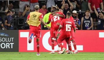 Jugadores de la selección de Panamá celebrando uno de los tantos contra Bolivia.