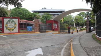 Flores insistió en su mensaje de bienvenida en la protección de la soberanía panameña por parte de la Universidad de Panamá.
