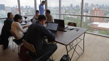 Empleados trabajan en una oficina, en Ciudad de México, México.