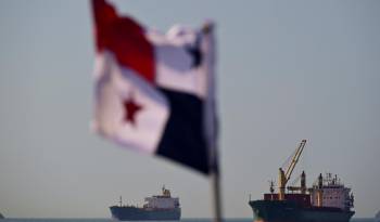 Buques de carga esperan cruzar el Canal de Panamá en el lado Pacífico, el 2 de marzo de 2024.