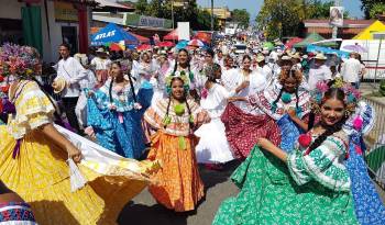 Desfile de las mil polleras.