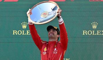 El español Carlos Sainz (Ferrari) celebra tras ganar este domingo el Gran Premio de Australia.
