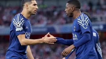 El delantero francés Ousmane Dembele (der.) celebra con su compañero del PSG Achraf Hakimi.