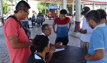 Migrantes permanecen en una plaza pública del municipio de Tapachula, este sábado en el estado de Chiapas (México).
