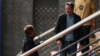 El entrenador de la Selección Nacional de Panamá, Thomas Christiansen (der.), junto con el director técnico del FC Barcelona, Hansi Flick.