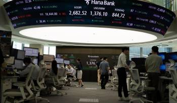 Los distribuidores surcoreanos trabajan frente a monitores en el Hana Bank en Seúl, Corea del sur,