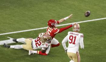 Patrick Mahomes (c.) durante un juego contra San Francisco 49ers.