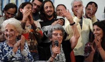 La oenegé Abuelas de Plaza de Mayo surgió en el año 1977.