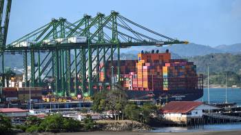 Un barco de carga espera en el puerto de Balboa antes de cruzar el Canal de Panamá en la ciudad de Panamá.