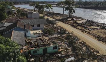 Fotografía aérea de viviendas afectadas por el desbordamiento del río Taquari, este miércoles en Cruzeiro do Sul, estado de Rio Grande do Sul.