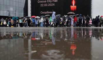 Ciudadanos expresan este domingo sus condolencias ante la sala de conciertos del Crocus City Hall, en la localidad rusa de Krasnogorsk, cerca de Moscú.