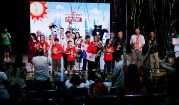 Varios de los ganadores posan con sus trofeos a la finalización de la prueba .