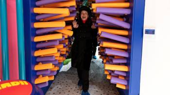 Zorica Bucic, visitante de Split, visita el museo de la risa HaHaHouse en el centro de Zagreb.