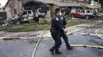 ‘Se confirman varias muertes en un accidente cerca de la calle Sculpin y la calle Santo’, indicó la Policía.