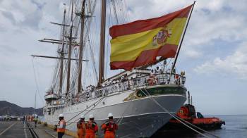 El buque escuela de la Armada española Juan Sebastián de Elcano, en el que viaja la princesa Leonor de Borbón, a su llegada a la sociedad portuaria de Santa Marta este miércoles, en Santa Marta.