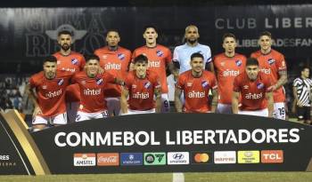 El once titular del Nacional, en el que figura Luis Mejía, contra el Libertad de Paraguay.