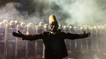 Un manifestante vestido con un traje de derviche giratorio realiza una actuación frente a las barricadas de la policía antidisturbios turca mientras intenta marchar hacia la Plaza Taksim desde la sede del municipio de Estambul durante una protesta contra la detención del alcalde de Estambul, Ekrem Imamoglu, en Estambul, Turquía.