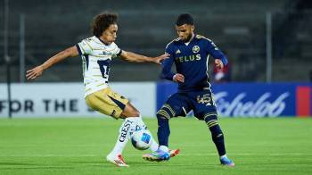 Adalberto Carrasquilla (izq.) durante el partido entre el Pumas y Vancouver Whitecaps.
