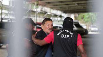 Momento en el que Genaro López llegaba a la sede de la DIJ en Ancón el pasado jueves 22 de mayo de 2025.