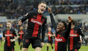 EL jugador del Leverkusen Nathan Tella (d) celebra el 0-2.