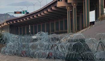 Vista de barricadas de alambre de púas, el 25 de enero de 2024 en el muro fronterizo desde Ciudad Juárez, Chihuahua (México).