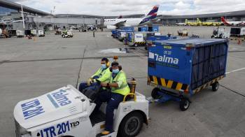Fotografía de archivo de trabajadores en el aeropuerto El Dorado, de Bogotá (Colombia).