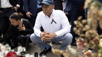 El alcalde de Nueva York, Eric Adams, observa este lunes en Santo Domingo (República Dominicana) un homenaje a las víctimas del accidente en la discoteca Jet Set cuyo techo se desplomó.