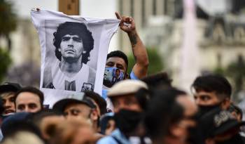 Hincha muestra figura del futbolista argentino fallecido, Diego Armando Maradona.
