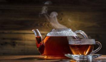 El té negro posee múltiples beneficios como combatir los problemas estomacales y aumentar los aportes positivos.