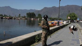 Un militar indio vigila en las orillas del lago Dal en Srinagar, la capital de verano de Cachemira india, el 28 de abril de 2025.