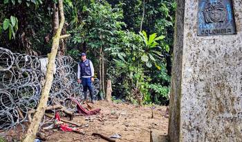 Uno lo integrantes de la Defensoría colombiana inspecciona el cierre de los pasos migratorios hacía Panamá ordenado por el presidente, José Raúl Mulino, en el Tapón del Darién (Colombia).