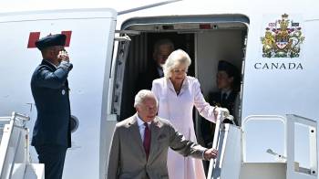 El rey Carlos III de Gran Bretaña y la reina Camila desembarcan del avión tras llegar al Aeropuerto Internacional Macdonald-Cartier de Ottawa, Canadá, el 26 de mayo de 2025.