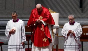 El Papa Francisco (C) celebra la Misa del Viernes Santo por la Pasión del Señor en la Basílica de San Pedro en el Vaticano, Ciudad del Vaticano.