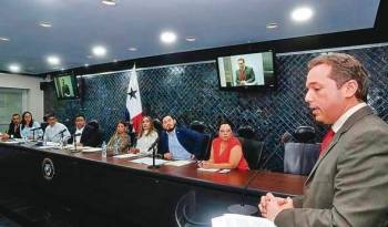El ministro de Comercio e Industrias, Jorge Rivera Staff fue citado a la Comisión de Comercio de la Asamblea para explicar proceso de cierre de empresa minera.