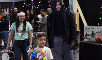 El cantante Bad Bunny entrega regalos hoy, en el centro de convenciones, en San Juan (Puerto Rico). EFE/Thais Llorca