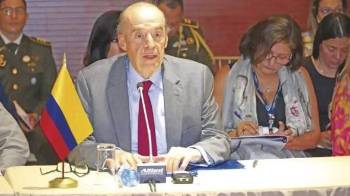 La Cancillería indicó entonces que esa decisión fue tomada porque, según otras empresas interesadas en la licitación, no existe libre competencia.